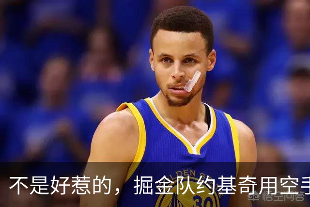 不是好惹的，掘金队约基奇用空手道劈砍动作回击海耶斯，并怒视他