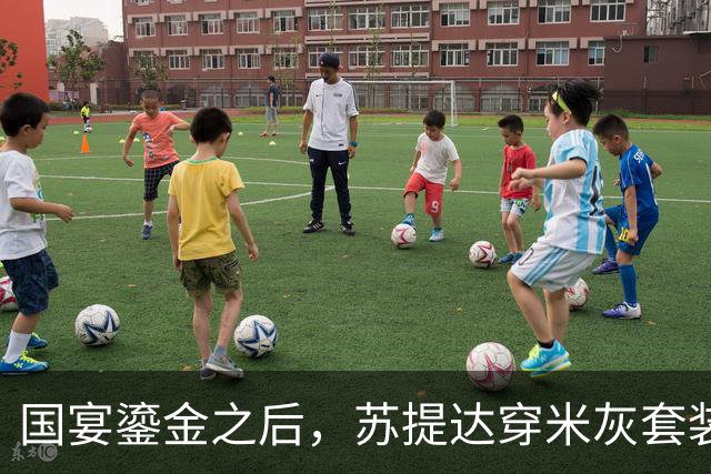 国宴鎏金之后，苏提达穿米灰套装进寺院！这反差谁看了不服